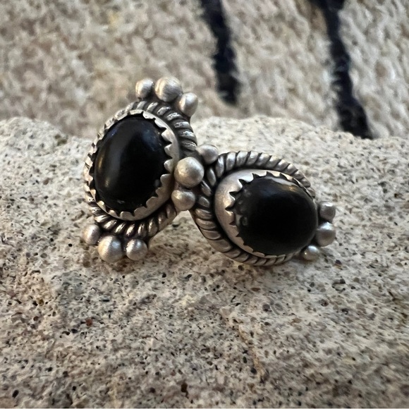❤️Rare White Buffalo “Black” Oval Stud Earrings Brushed Setting Navajo UNIQUE 4G - Picture 3 of 12